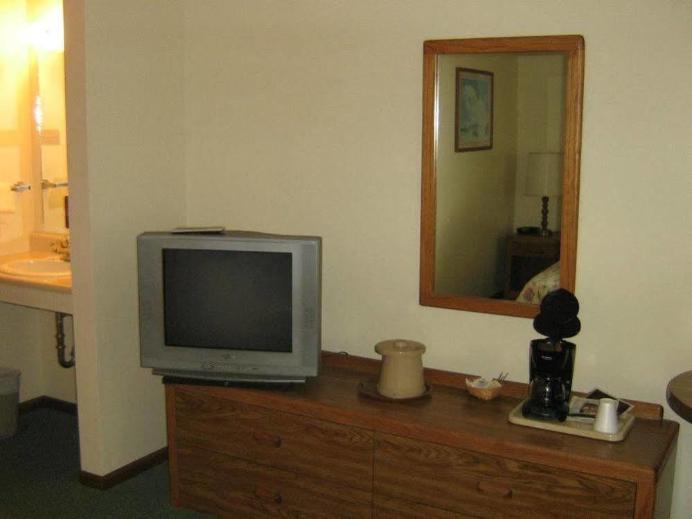 Chapel Hill Motel Brevort Exterior foto